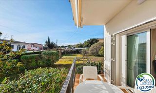 Piccolo appartamento  Carrer de l'eucaliptus. Apartamento reformado con jardín y parking comunitario en roses