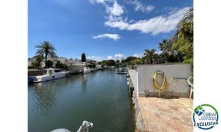 Chalet  Carrer noguera. Encantadora casa con amarre y vistas al canal en empuriabrava