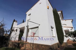 Chalet  Carrer de dalt. Impresionante vivienda con jardín en el centro de roses