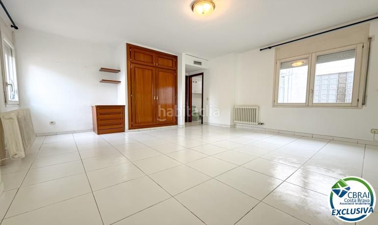 Foto 324c3141-1083-4353-b73c-ca61151c86c7. Apartament amb calefacció aparcament a Centre Figueres