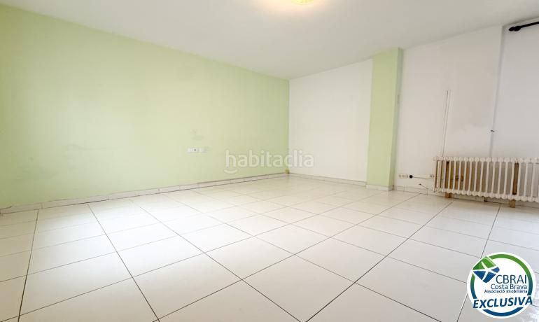 Foto fcc8947c-8e06-4405-9d8e-8b65b8f9abb8. Apartament amb calefacció aparcament a Centre Figueres