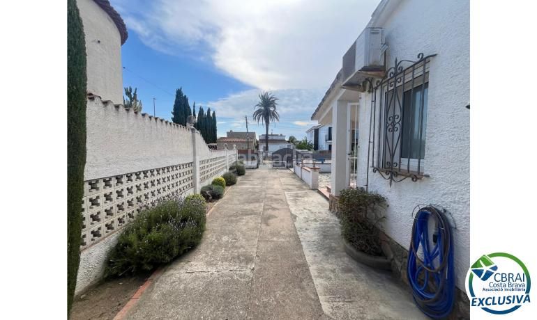 Foto 54b97c99-e87e-40b7-9569-af1a4563d247. Casa amb aparcament a Peni Empuriabrava