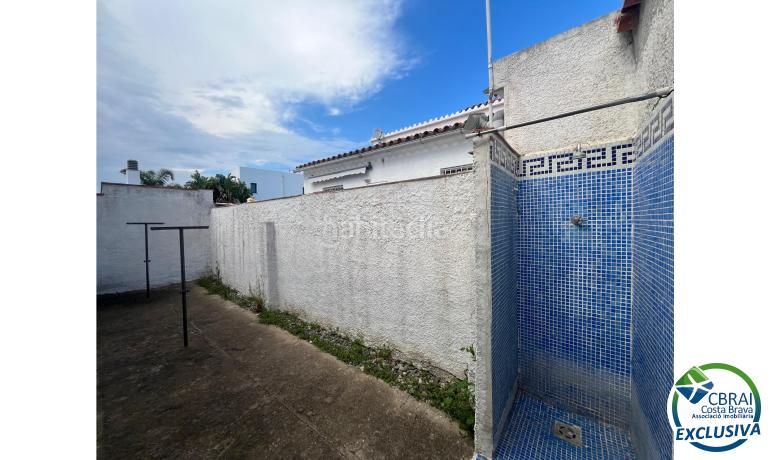 Foto df3137b4-a69e-4b1f-ae50-3fc23095f903. Casa amb aparcament a Peni Empuriabrava