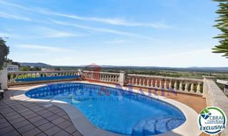 Casa  Carrer bèlgica. Villa con impresionantes vistas panorámicas a la bahía de roses