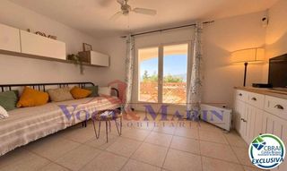 Apartament  Carrer ramon muntaner. Estudio con licencia turística y gran terraza en el puig rom, ro