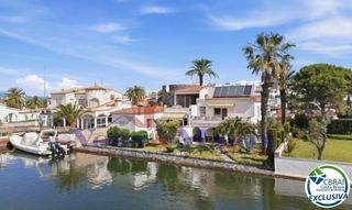 Xalet  Carrer fluvià. Casa con amarre de 24 metros, orientación sur y un enorme potenc