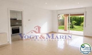 Casa a schiera  Carrer de l'arenal. Casa con jardín y garaje en la entrada de empuriabrava