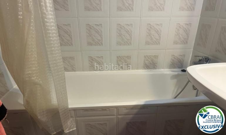 Foto 0a2b717f-a690-4e01-87fb-776f315cef7d. Apartament amb calefacció a Centre Roses