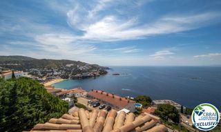 Casa  Carrer d' andreu ferrer. Casa con apartamento independiente y vista al mar en roses