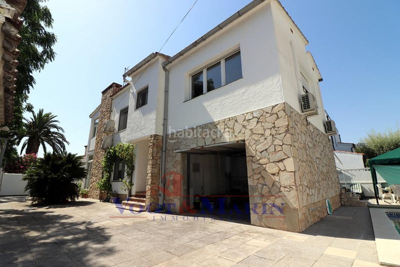 Foto 23db50cf-288b-4c20-b15f-d7abd0d48a03. Casa amb calefacció aparcament piscina a Montgrí Empuriabrava