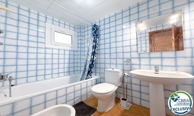 Foto b10ac5c3-edb4-4478-ba16-f6a45a85d37b. Apartament amb calefacció a Centre Roses