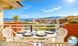 Penthouse  Carrer de mercè rodoreda. Ático a 200m del mar con gran terraza y vista en roses