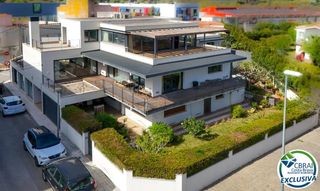 Casa  Carrer núria. Casa unifamiliar con ascensor y jardín en la vila, llançà