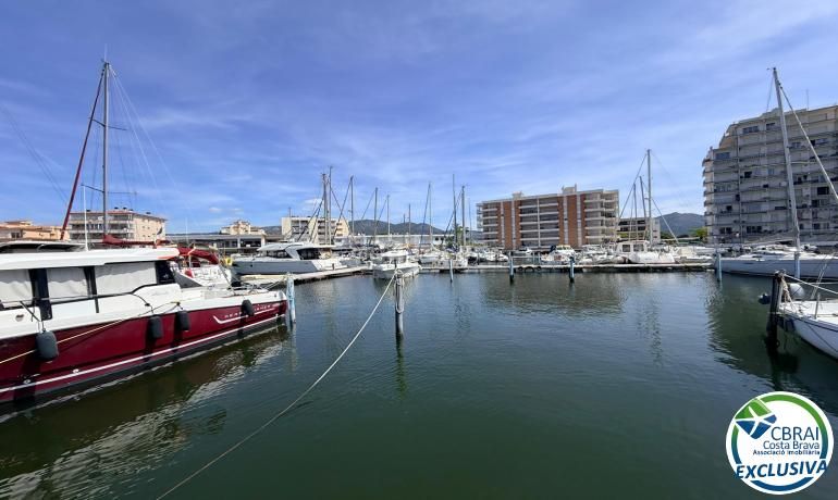 Foto f3058c24-f38a-4fd0-94cf-fba19b776cfb. Aparcament cotxe a Santa Margarida Roses