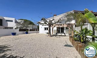 Haus  Carrer noguera. Casa renovada con jardín y licencia turística en peni, empuriabr