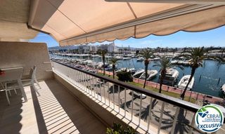 Apartament  Carrer port grec. Apartamento renovado con vista al mar y al canal en empuriabrava