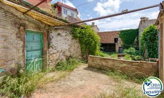 Reihenhaus  Carrer nou. Casa de pueblo con potencial en el corazón de palau-saverdera