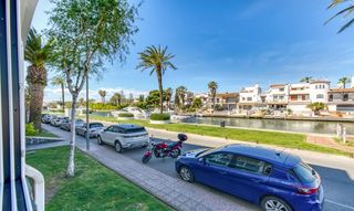 Studio  Carrer poblat típic-gregal. Estudio con vista al canal a 850m del mar en empuriabrava