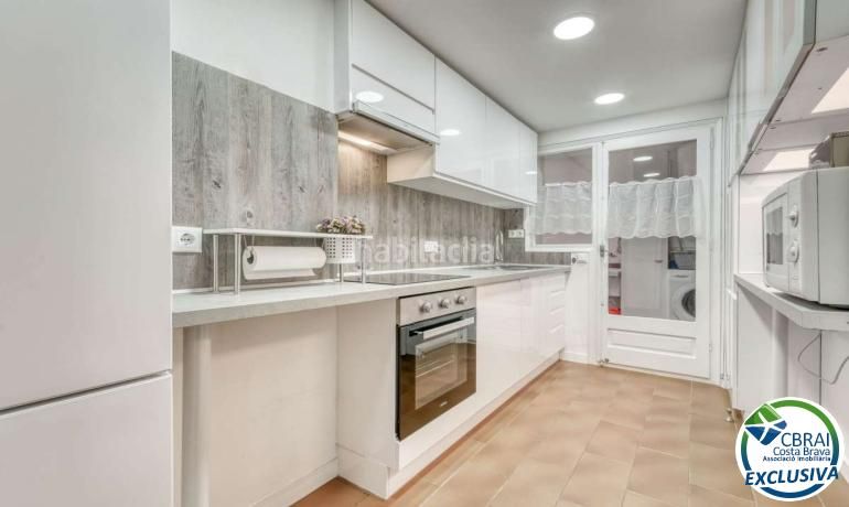 Foto 1d8b9874-f5d5-42df-b57e-2c638bcdd67b. Apartament a Centre Roses