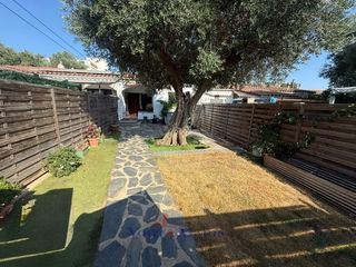 Casa aparellada  Carrer gironès. Acogedora casa pareada con jardín y parking en mas boscà, roses