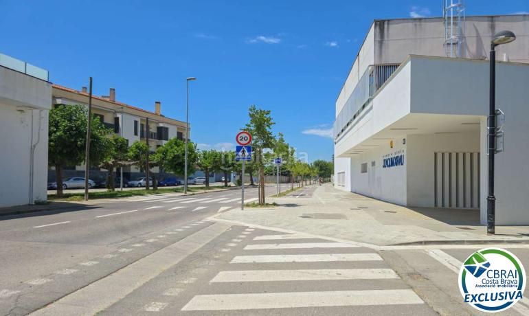 Foto fca75f2f-e0a5-4e5f-b8e4-18517e5660db. Àtic amb aparcament a Carretera de Roses-Fossos Figueres