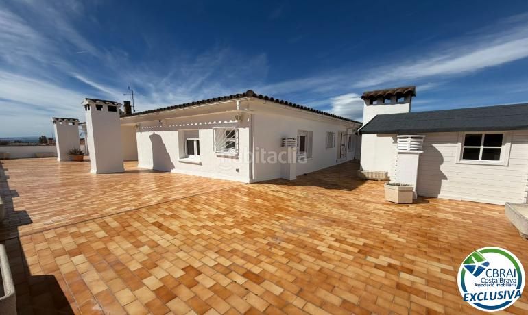 Foto a3a1a272-6a8a-4ff4-b080-360a98f5e6d4. Àtic amb calefacció a Centre Roses