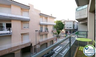 Apartment in Centre. Apartamento moderno con licencia turística a 200m del mar en ros