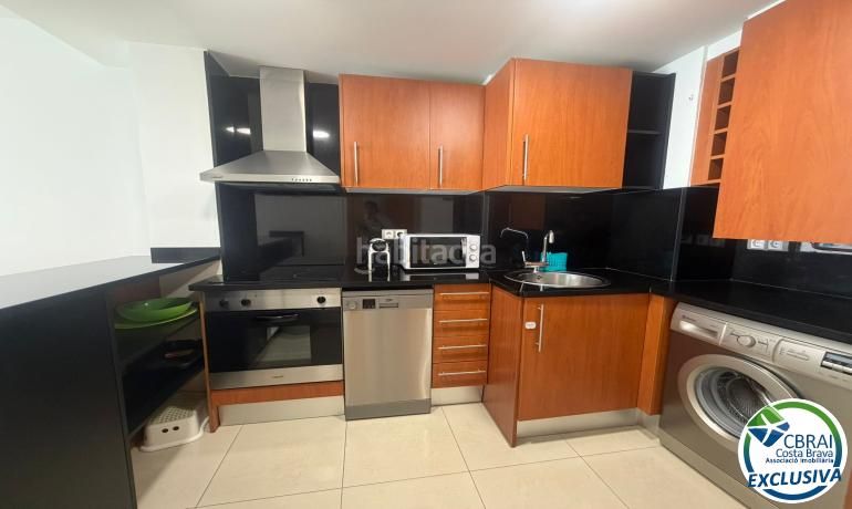 Foto a7fb85f8-8d9b-48a9-bbc0-850b8e104bad. Apartament amb calefacció aparcament a Centre Roses