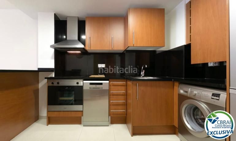 Foto cd265a94-5f3b-43d1-8dd5-4c803b69a31e. Apartament amb calefacció aparcament a Centre Roses