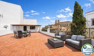 Casa  Carrer de mar. Casa con gran terraza en el centro de torroella de montgrí.