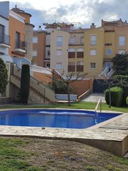 Casa adossada  Carrer badia-gran reserva. Encantadora casa cerca del mar con garaje amplio, terraza y pisc