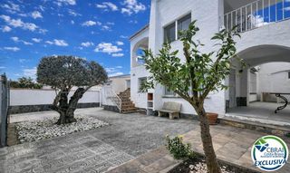 House  Carrer de la marinada. Casa de 2 apartamentos independientes y garaje en empuriabrava.