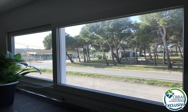 Foto c856ccfb-4f1c-4517-85a8-92b1cc9b1434. Local comercial amb calefacció a Nord Roses