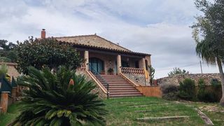 House  Carrer priorat. Una encantadora casa en el empordà rodeada de viñedos