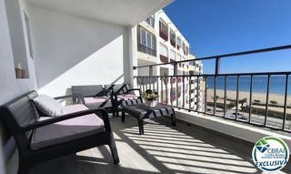 Apartament  Carrer carlit. Apartamento reformado en primera línea de mar con vista en empur