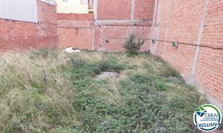 Terreny residencial  Carrer de tapís. Terreno para construir un edificio con parkings en figueres.