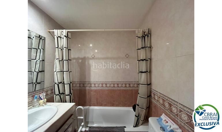 Foto c9865663-b9df-4a07-bae5-e98e9850cfcf. Apartament amb aparcament a Eixample-Horta Capallera Figueres