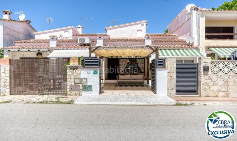 Foto b32e747f-2404-49b6-af09-23aaf8287a37. Casa adossada amb aparcament a Segre - Ebre - Ter Empuriabrava