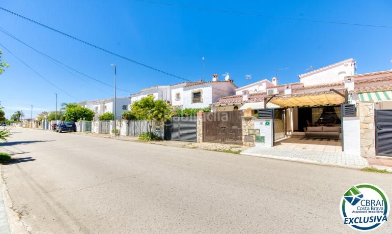 Foto e09db379-8132-4dfa-bf9c-8065ea7261b3. Casa adossada amb aparcament a Segre - Ebre - Ter Empuriabrava