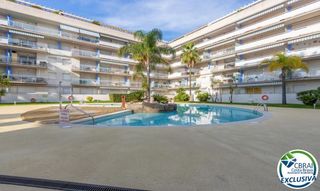 Appartement  Avinguda port canigó. Apartamento con terraza y vistas a los canales en port canigó ii