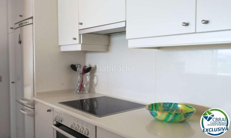 Foto 970d5a1c-8ee9-43ae-bf85-786df852c5e8. Apartamento  con gran terraza, parking, trastero, vista al mar y piscina en Roses