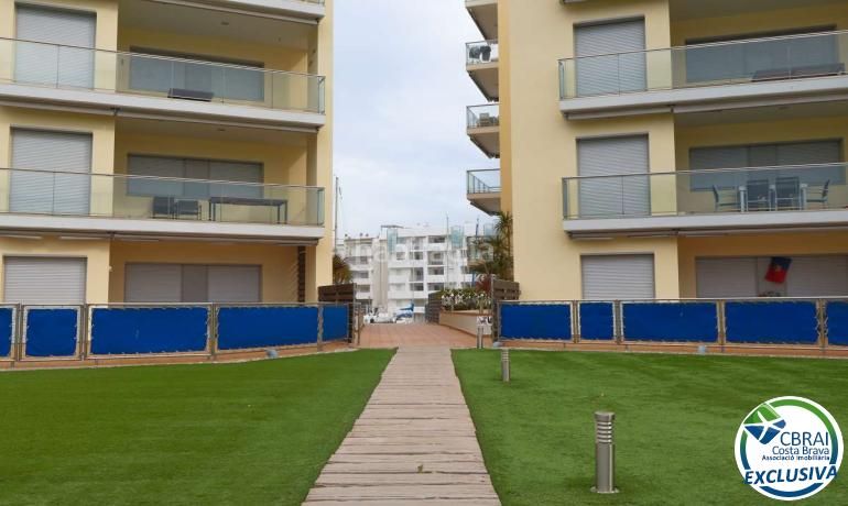 Foto be306369-879e-4a4f-bcc2-d8ad97ce0699. Apartamento  con gran terraza, parking, trastero, vista al mar y piscina en Roses