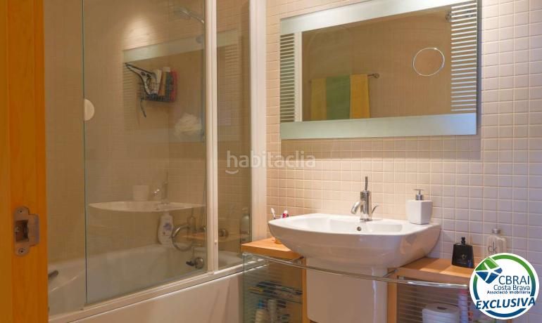 Foto e74ca385-f399-4066-8879-61ed4246a8f2. Apartamento  con gran terraza, parking, trastero, vista al mar y piscina en Roses