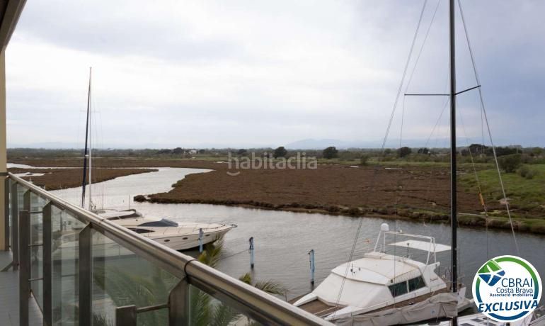 Foto f90f21bf-909e-4857-b8a1-7261792ee1e6. Apartamento  con gran terraza, parking, trastero, vista al mar y piscina en Roses