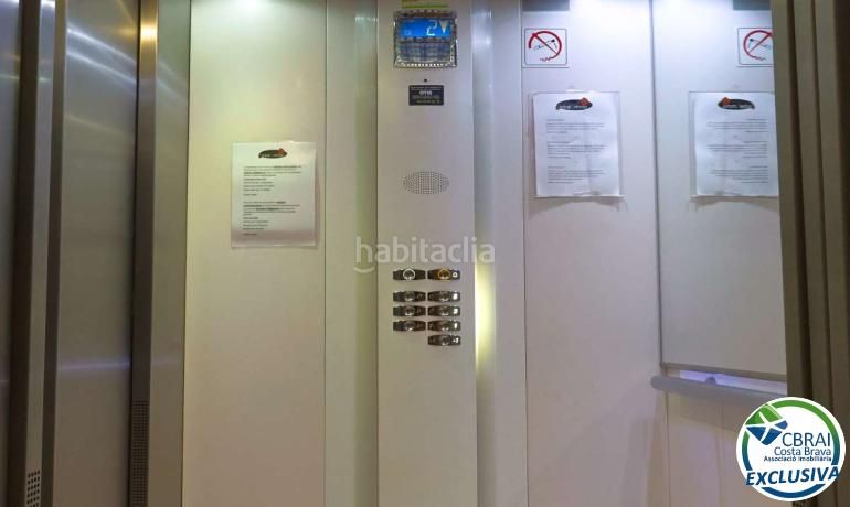 Foto f939daf4-697a-4796-b94a-8ca89cef89c1. Apartamento  con gran terraza, parking, trastero, vista al mar y piscina en Roses