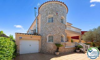 Casa  Carrer mas nou. Casa independiente con piscina, garaje y jacuzzi en empuriabrava
