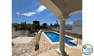 Chalet  Carrer noguera. Encantadora casa con amarre y vistas al canal en empuriabrava