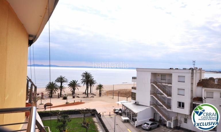 Foto 3d3da600-b54f-40b2-9fca-035231a33de1. Ático  en 1º línea de mar, solárium y licencia turística en salatà, en Roses