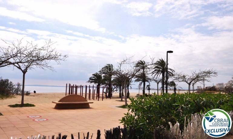 Foto 7a176fc6-b376-49e7-abd6-7b6d9aeb07f7. Ático  en 1º línea de mar, solárium y licencia turística en salatà, en Roses