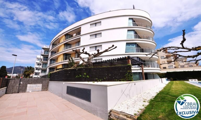 Foto 902b8847-a877-44e5-8b19-7c7e4bd8cb34. Ático  en 1º línea de mar, solárium y licencia turística en salatà, en Roses